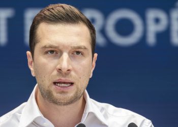 Jordan Bardella El líder de la derecha francesa denuncia un gobierno de burros