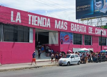 Largas filas para entrar a la nueva tienda de artículos chinos en Cancún