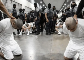 Megacárcel de Bukele: denuncias de abusos contra venezolanos deportados