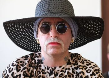 Neonazi cambia de género y pide cumplir condena en cárcel para mujeres