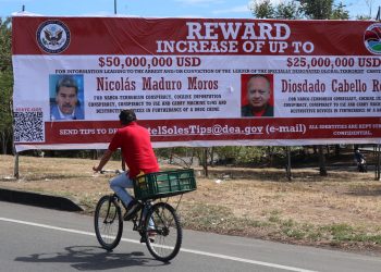 Nicolás Maduro captan a hombre que arranca valla de recompensa en frontera