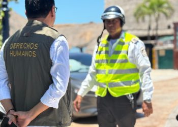 Operativo en el bulevar Kukulcán busca liberar banquetas y sancionar a vehículos mal estacionados