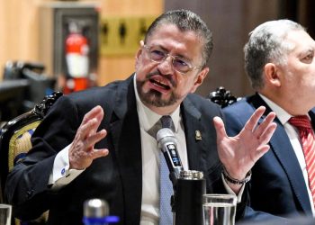 Presidente de Costa Rica enfrenta pedido de desafuero por corrupción