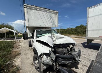 Se queda dormido al volante y vuelca camión en la carretera Cancún–Playa