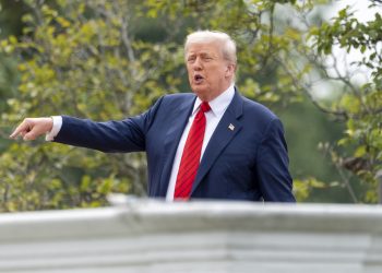 rump bromea desde la azotea de la Casa Blanca Vamos a construir misiles nucleares aquí