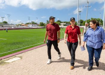 Unidad Deportiva Playa del Carmen estrena pasto sintético y transforma el deporte local