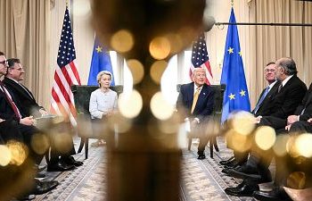 La Unión Europea y Estados Unidos formalizan por escrito un pacto para evitar una guerra comercial