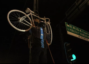 Bicicleta blanca en Playa del Carmen: recordatorio y reclamo por seguridad vial