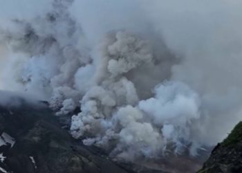 Erupción del volcán Krashenínnikov tras siglos inactivo lanza cenizas a 6 kilómetros de altura