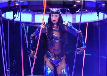Katy Perry recibe descarga eléctrica en pleno show y sigue cantando como profesional