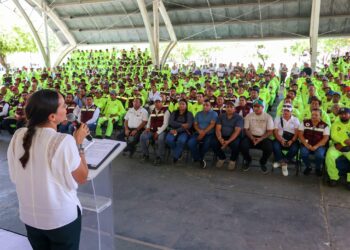 Ana Paty Peralta entrega uniformes a personal de Servicios Públicos Municipales