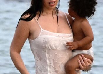 Kali Uchis en Miami: momento Kali Uchis Miami Beach lleno de ternura maternal