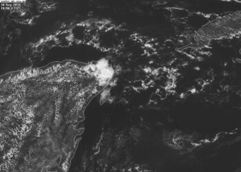 Esta mañana, autoridades meteorológicas reportaron la presencia de una célula convectiva sobre la porción noroeste de Cancún, con probabilidad de lluvia acumulada de 25 a 50 mm, es decir, entre 25 y 50 litros por metro cuadrado. Este fenómeno podría generar encharcamientos en calles, afectaciones en la circulación vehicular y retrasos en el transporte público, por lo que se recomienda a la ciudadanía mantenerse alerta y planear sus traslados con tiempo. Zonas más afectadas y características del fenómeno Las áreas con mayor riesgo de afectación serán la salida a Mérida, Arco Norte y la Chiapaneca. La lluvia estará acompañada de actividad eléctrica y rachas de viento de entre 30 y 40 km/h, lo que incrementa la posibilidad de caídas de ramas, objetos sueltos y la suspensión momentánea de servicios al aire libre. Autoridades locales recordaron que este tipo de fenómenos pueden generar situaciones peligrosas en zonas con poca iluminación o drenaje deficiente. La duración estimada del fenómeno es de 2 a 3 horas, aunque su intensidad puede variar en diferentes puntos del noroeste de la ciudad. Se prevé que, tras este periodo, la actividad convectiva disminuya paulatinamente, aunque se mantendrá una probabilidad de lluvias ligeras en la región durante el resto del día. Recomendaciones para la ciudadanía Protección Civil de Cancún exhorta a los habitantes a tomar precauciones, evitando transitar por zonas inundables, asegurar objetos sueltos en patios y azoteas, y mantenerse alejados de cables eléctricos caídos o árboles que puedan desprenderse con los vientos. Asimismo, se recomienda mantener cargados los teléfonos móviles y seguir los boletines oficiales de la Coordinación Municipal de Protección Civil y de la Comisión Nacional del Agua (CONAGUA). Como información adicional, especialistas meteorológicos advierten que estas células convectivas pueden evolucionar rápidamente, formando tormentas localizadas con granizo o lluvias intensas en periodos cortos, por lo que la comunidad debe permanecer atenta a las actualizaciones en tiempo real. También se sugiere a los conductores reducir la velocidad y mantener la distancia de seguridad debido a la posible acumulación de agua en las vialidades principales. La coordinación entre autoridades y ciudadanía será clave para minimizar riesgos y daños. Se hace un llamado a los vecinos a compartir información confiable, evitar rumores sobre el estado del clima y apoyar a quienes puedan verse afectados por encharcamientos o interrupciones en servicios básicos. Mantener la calma y actuar con previsión puede marcar la diferencia durante este tipo de fenómenos naturales.