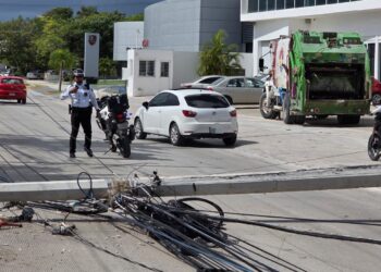 Accidente en el Boulevard Colosio: Camión de basura colisiona contra un poste