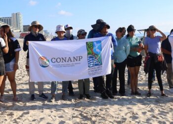 Ana Paty Peralta Pone el Ejemplo en la Limpieza de Playas