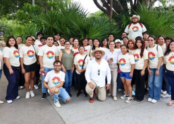 Ana Paty Peralta Promueve la Identidad Cancúnense en Diálogo con Estudiantes