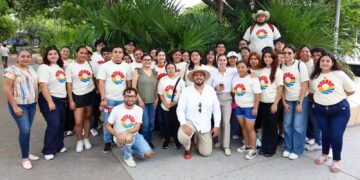 Ana Paty Peralta Promueve la Identidad Cancúnense en Diálogo con Estudiantes