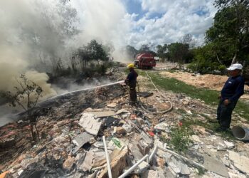Bomberos atienden un siniestro en una colonia irregular y previenen un riesgo mayor