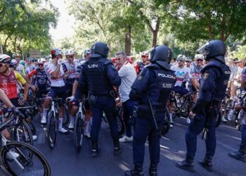 «Protesta pro-Palestina interrumpe la Vuelta a España y obliga a desviar la etapa»