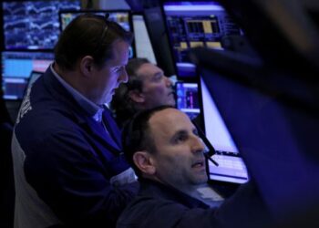 «Mercados bursátiles cierran con pérdidas por incertidumbre arancelaria y fiscal»