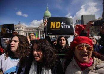 «Un duro revés para Milei: Senado argentino revierte el veto presidencial»