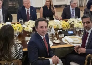 «Trump se reúne con los magnates de la tecnología en la Casa Blanca»