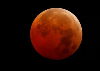 «La Luna de Sangre ilumina el cielo nocturno y fascina al mundo»