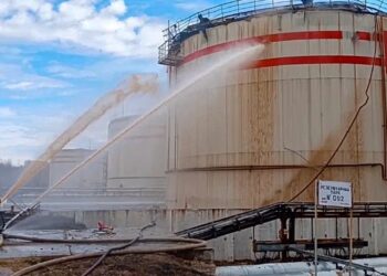 «Ucrania ataca refinería de petróleo rusa y desata incendio en Leningrado»