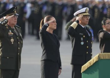 “Sheinbaum rinde homenaje en el Zócalo a las víctimas de los sismos de 1985 y 2017”