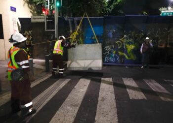 «Palacio Nacional cercado con vallas metálicas ante protestas de normalistas»