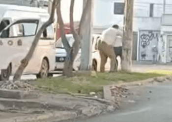 Combi contra taxista indefenso brutal agresión en la avenida Tulum