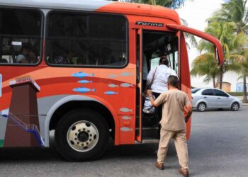 Crecen hoteles en Cancún pero el transporte público abandona a miles de trabajadores