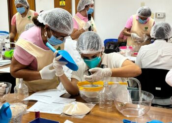 El IMSS de Quintana Roo capacita a directivos en la elaboración de prótesis para mujeres con cáncer