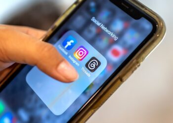 Redes clandestinas, red clandestina Nueva York, redes de comunicaciones, desmantelamiento de red, Servicio Secreto, Asamblea ONU, seguridad telecomunicaciones, amenazas de comunicaciones, colapso de redes, colapso 911, redes de telefonía, tarjetas SIM, servidores SIM, Matt McCool, Sean Curran, seguridad nacional, amenaza de terrorismo, crimen organizado, comunicaciones cifradas, operaciones clandestinas, seguridad de la ONU, infraestructura invisible, complot de comunicaciones, Nueva York, Manhattan, redes celulares, amenazas a la infraestructura, ciberseguridad, SIM box, enrutamiento de llamadas, fraude de telecomunicaciones, ataques cibernéticos, crimen digital, redes ocultas, espionaje cibernético, ataque a la infraestructura, prevención de ataques, vulnerabilidad de redes, red de telecomunicaciones oculta, peligro cibernético, seguridad pública, amenaza a Nueva York, operación del Servicio Secreto, red de tarjetas SIM, colapso de llamadas, comunicaciones ilegales, alijo de servidores, desmantelamiento de red criminal, tecnología de espionaje, seguridad en eventos, protección de infraestructuras, amenaza de actores estatales, caos en redes, seguridad en la era digital, investigación de telecomunicaciones, riesgo de seguridad nacional, alerta de seguridad, protocolo de seguridad, investigación del Servicio Secreto, red de comunicaciones ilegal, red de comunicaciones encubierta, operativo de seguridad, red de telecomunicaciones oculta en EEUU, red criminal cibernética, amenaza de telecomunicaciones.