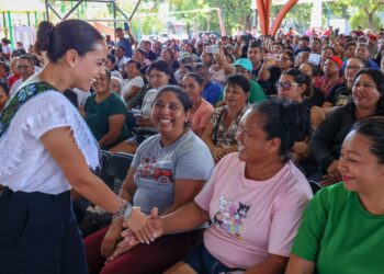 Entrega Ana Paty Peralta nuevas credenciales para dar certeza jurídica a comerciantes