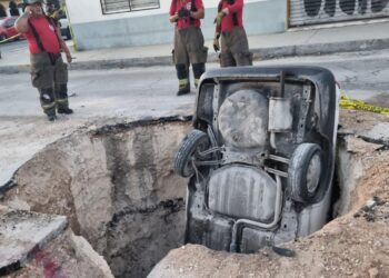 VIDEO Fuerte Accidente de Tránsito en Cancún, auto Cae en una Zanja de Construcción