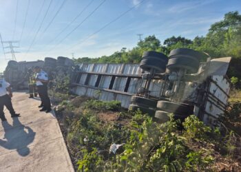 Fuerte Volcadura de Camión en la Avenida Chac Mool Deja un Lesionado