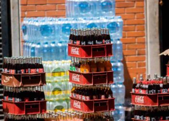 Hacienda propone un fuerte aumento en impuestos a refrescos y cigarros