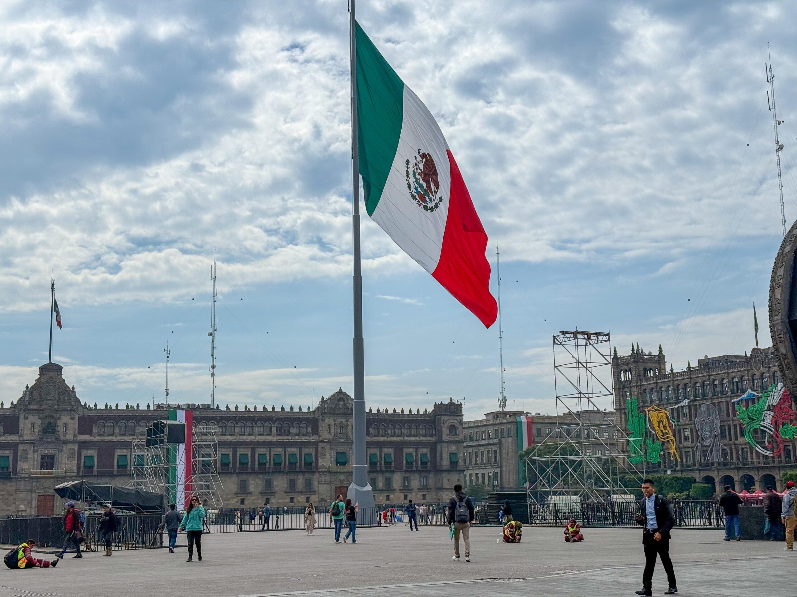 Histórico izamiento de bandera en honor a las mujeres indígenas