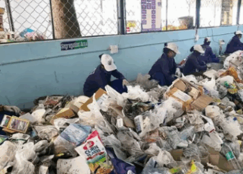 El innovador modelo de “cafeterías de basura” en India que combate el hambre y la contaminación