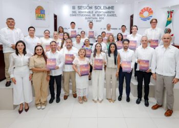 Informe de Gobierno: Ana Paty Peralta entrega documento legal al Cabildo de Cancún