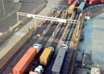 La lujosa vida de marinos y el personal de aduanas destapa presunta corrupción