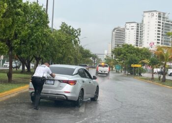 La policía de Tránsito brinda apoyo vial a conductores en Cancún, marca al 9-1-1
