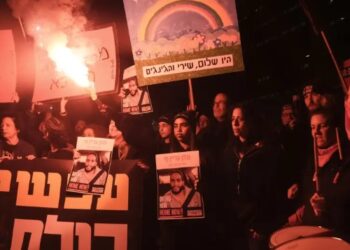 «La ola de protestas en Israel escala con fuego cerca de la residencia de Netanyahu»