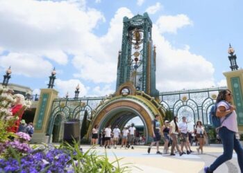 Muere un hombre en una montaña rusa de Epic Universe