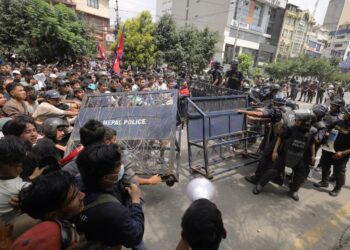 Prohibición de las redes sociales desata conflicto que deja una veintena de muertos en Nepal»