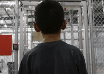 Niña migrante relata maltrato mientras gobierno de Trump intenta deportarla