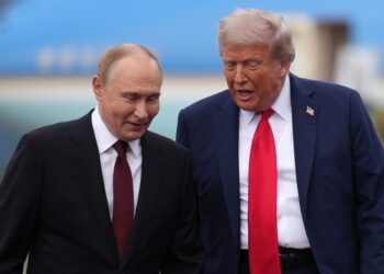«Diplomacia de alto nivel…. Putin califica de ‘humor’ la acusación de ‘conspiración’ de Trump»