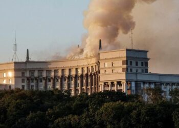 «Rusia bombardea por primera vez el edificio del Gabinete de Ucrania»