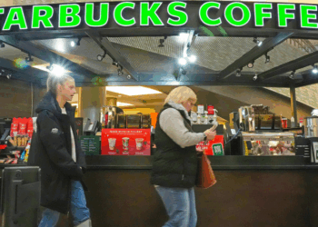 Reestructuración Masiva: Starbucks Anuncia Cierre de 500 Tiendas y Despido de 900 Empleados